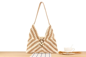 Vue détaillée d'un sac bandoulière crocheté beige et brun avec anneau et lanière en bois.