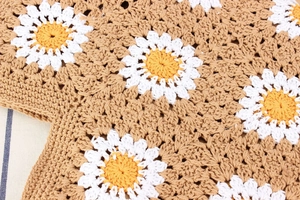 Detailaufnahme der handgewebten Baumwolltasche mit 3D-Gänseblümchen-Blumenmuster