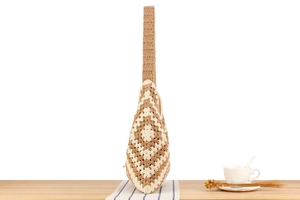 Sac à épaule crocheté à la main beige et blanc, sac fourre-tout décontracté pour la plage.