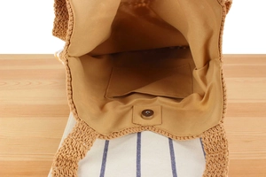 Detailansicht der gewebten Baumwolltasche mit Magnetverschluss und Innentasche