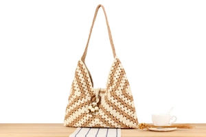 Détail du sac bandoulière crocheté fait main, motif chevron marron beige et perles en bois.