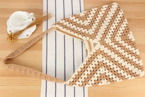 Sac à main bandoulière crocheté pour femme, élégant sac cabas de plage bicolore.
