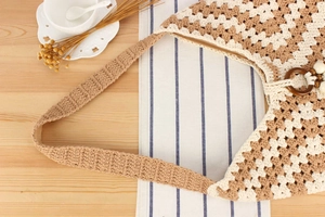 Detail de sac a main en coton crochet artisanal, bicolore sac pour plage vacances casual.