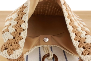 Vue détaillée de l'intérieur du sac tissé au crochet, de la doublure et de l'aimant.