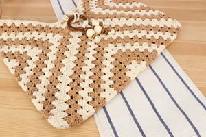 Sac à main de plage au crochet fait main avec décor d'anneau en bois, fourre-tout chic style.