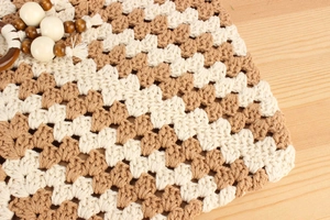 Sac en coton crocheté à la main vue de détail, motif bicolore, accessoire quotidien décontracté.