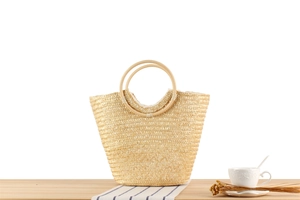 Vue détaillée du sac en paille fait main avec poignées en bois et doublure textile