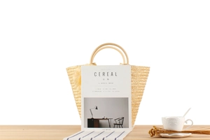 Détail du sac en paille fait main avec poignées en bois et doublure pour les vacances