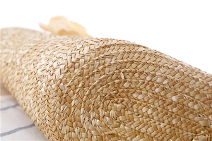 Vue détaillée du tressage artisanal en paille naturelle aux fibres denses