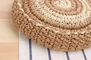 Détail de la texture tissée à rayures et des fibres naturelles du sac de plage fait main