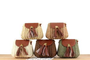 Détails de sacs bandoulière en paille tressée avec glands en cuir et fermoirs dorés