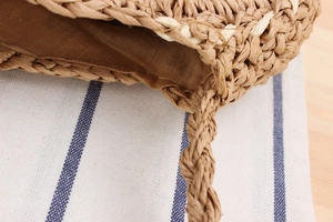 Détail du sac en corde de papier tissé main montrant les rayures brunes et la doublure