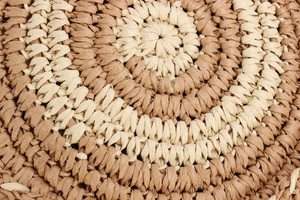 Détails macro de la texture de corde en papier tressé à rayures beige et marron