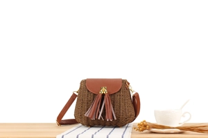 Détail du sac bohème en corde de papier tissée avec rabat en cuir brun et longues franges