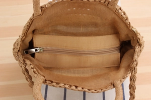 Vue détaillée de l'intérieur du sac en papier tissé avec fermeture éclair et doublure