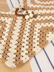 Sac à main artisanal en corde de coton crochetée avec design bicolore et anneau en bois plage