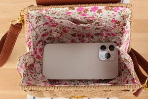 Vue intérieure du sac tissé avec doublure florale et espace pour un grand smartphone
