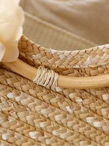 Sac en paille fait main avec poignée en rotin et fleur pour le style de plage