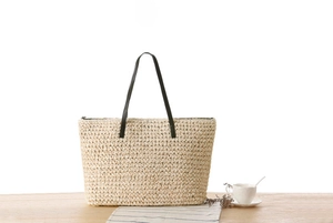 Détail du sac fourre-tout tissé en corde de papier avec fermeture éclair et anses