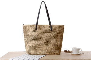 Vue détaillée du tissage en corde de papier et anses brunes du sac fourre-tout
