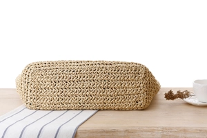 Gros plan du sac en corde de papier beige montrant la texture du fond et le crochetage