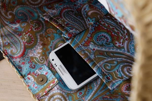 Détail macro du sac en papier tressé avec doublure Paisley, poche interne et fermoir aimanté