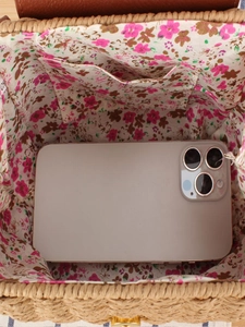 Sac bandoulière tissé spacieux avec doublure florale montrant la taille du téléphone