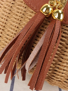 Sac bandoulière en paille tressée avec glands en cuir marron et boucles dorées