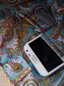 Sac à bandoulière en papier tressé avec motif cachemire vintage et boucle métallique