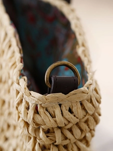 Sac à bandoulière en paille tressée avec anneau en bronze et doublure imprimée ethnique
