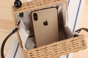 Vue détaillée de l'intérieur du sac en paille avec doublure et rangement pour téléphone