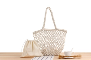 Détail du sac de plage en coton tissé main avec doublure en toile sur surface en bois