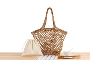 Détail du sac filet en coton tissé main avec pochette intérieure à cordon sur table en bois