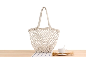 Détail macro du sac en filet de coton beige tissé à la main avec texture de maille fine