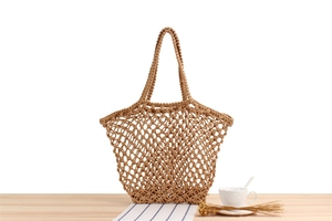 Détail d'un sac en filet de coton tissé à la main sur table pour plage ou loisirs