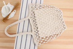 Détail du sac en filet de coton tissé à la main avec une pochette intérieure en toile