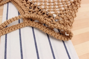 Détail du sac filet tissé à la main montrant les nœuds en coton et la poignée résistante