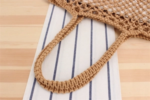 Gros plan du sac en filet en coton tissé à la main avec des poignées sur bois