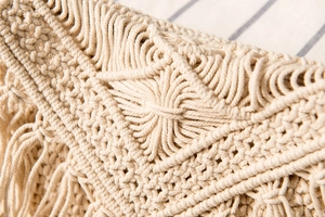 Detail der Bohème-Makramee-Tasche mit komplizierten Rauten-Knoten und langen Fransen