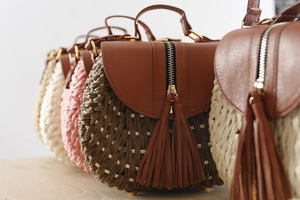 Borse a tracolla in corda di carta intrecciata con patta in pelle e nappa moda