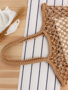 Sac de plage fait main en maille de coton avec doublure en toile blanche sur table en bois