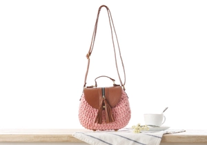 Borsa in corda di carta rosa con nappe in pelle marrone e tracolla regolabile