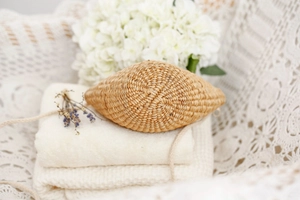 Gros plan du fond de sac en paille tissé main montrant la texture en spirale dense