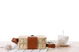 Strohgewebte quadratische Box-Tasche mit braunem Lederbesatz und Metallverschluss