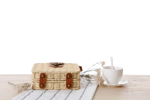 Detail der gewebten Strohbox-Tasche mit Lederriemen und Vintage-Metallverschluss