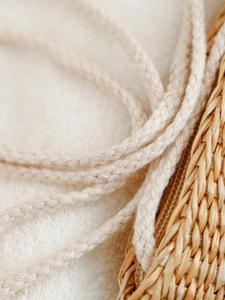 Sac bandoulière artisanal en paille tressée pour l'été avec des textures tissées de qualité
