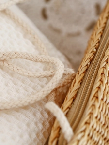 Sac bandoulière en paille tressée avec fermeture éclair et doublure en maille blanche