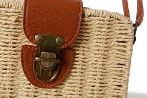 Detail der Papierseil-Webstruktur mit brauner Lederklappe und Bronze-Metallverschluss