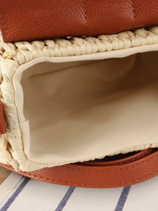 Borsa da spiaggia intrecciata in carta con patta in pelle su tessuto a righe