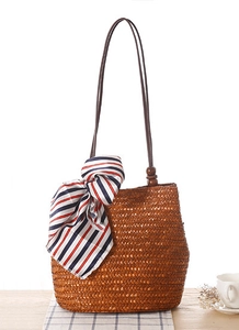 Borsa tote in paglia intrecciata caramello con foulard di seta e perline in legno